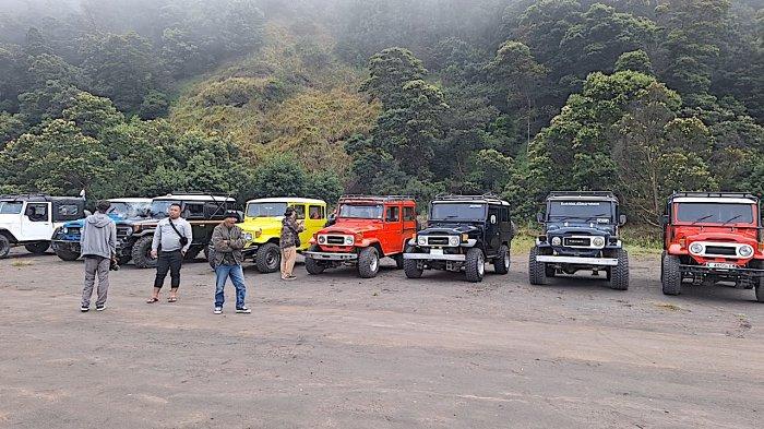 Driver mobil jeep Land Cruiser sedang tunggu wisatawan yang sedang berfoto, Sabtu (24/5/2025). Setiap Hari selalu ramai pengunjung dan paling ramai jelang akhir tahun.