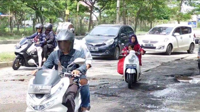 Ilustrasi jalan rusak yang menghambat laju ekonomi masyarakat di Provinsi Banten.