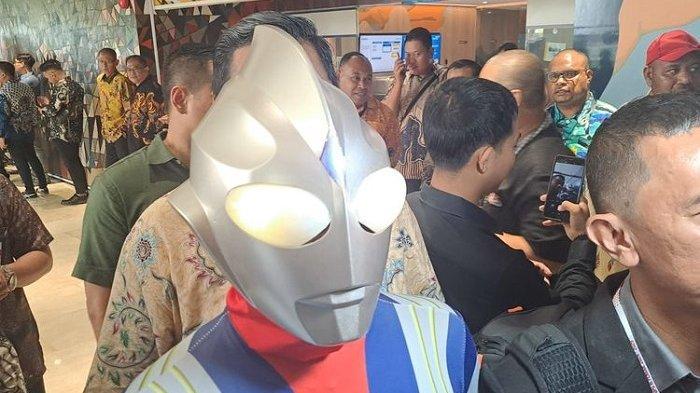 Anggota DPR terpilih Jamaludin Malik menggunakan kostum Ultraman menjelang dilantik di Gedung DPR, Senayan, Jakarta, Selasa (1/10/2024). (KOMPAS.com/ADHYASTA DIRGANTARA)