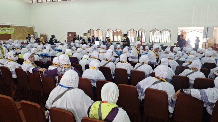 JEMAAH HAJI - Suasana Asrama Haji Pondok Gede, Kecamatan Makasar Jakarta Timur setiap hari bakal memberangkatkan jamaah, Jumat (2/5/2025). Hari ini ada 7.514 jamaah yang bakal berangkat malam nanti.