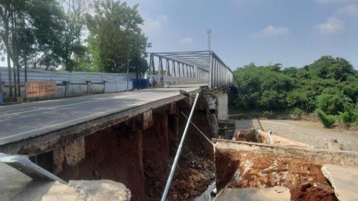 JEMBATAN AMBLES - Jembatan Cipamingkis yang terletak di Desa Sirnajati, Kecamatan Cibarusah, Kabupaten Bekasi kembali ambles dampak dari hujan deras yang terjadi awal pekan lalu. Padahal, jembatan itu baru sekitar enam bulan beres dari perbaikan.