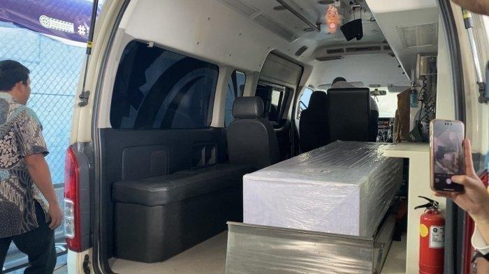 TKI DITEMBAK - Basri, warga Riau menjadi korban tewas yang ditembak aparat Malaysia di Perairan Tanjung Rhu, Selangor, beberapa waktu tiba di terminal kargo Bandara Internasional Sultan Syarif Kasim (SSK) II Pekanbaru, sekitar pukul 15.45 WIB. Jenazah diberangkatkan dari Bandara Internasional Kuala Lumpur, Malaysia, Rabu (29/1/2025).