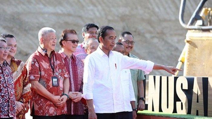 Presiden Joko Widodo didampingi Kepala Otorita IKN bersama Konsorsium Nusantara melihat perkembangan IKN, Kalimantan Timur, Kamis (21/9/2023). Tampak Sugianto Kusuma (Aguan) dan Franky Widjaja (berkacamata hitam).