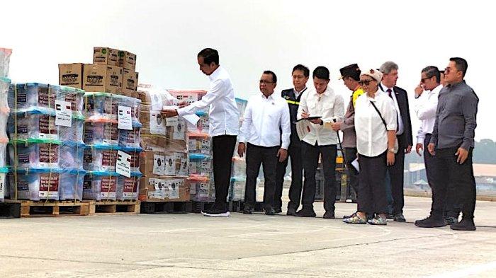 Jokowi bersama sejumlah menteri lepas bantuan ke Palestina di Bandara Halim Perdanakusuma, Sabtu (4/11/2023) 