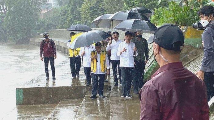 Presiden Joko Widodo (Jokowi) meninjau proyek normalisasi Sungai Ciliwung di kawasan Pangadegan, Pancoran, Jakarta Selatan pada Selasa (21/2/2023).