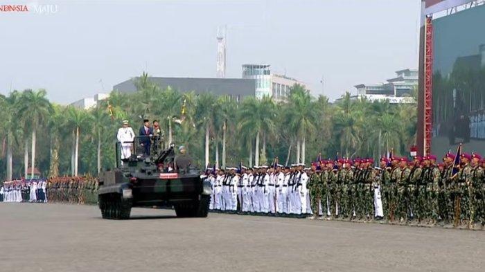 Presiden Joko Widodo didampingi Panglima TNI Laksamana Yudo Margono menaiki tank amfibi Marinir saat melakukan pemeriksaan pasukan Upacara Parade dan Defile HUT Ke-78 TNI Tahun 2023, di Silang Monas, Jakarta Pusat, Kamis (5/10/2023).