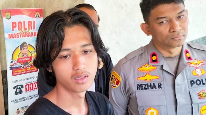JURU PARKIR LIAR - MA (18) pelaku jukir liar Bunderan HI Jakpus, Sabtu (26/7/2025). Ia mematok harga  Rp20 ribu untuk empat motor.