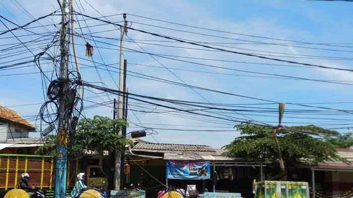 Kabel Listrik Kusut di Jalan Raya Puspiptek Tangerang Selatan ...