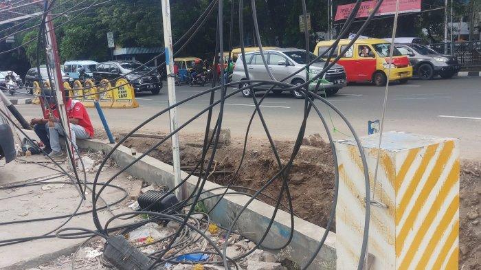 Kabel semrawut dan galian di Babakan Tangerang