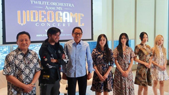 Addie MS dan Kevin Aprilio (kedua dan ketiga dari kiri) saat jumpa pers Video Games Concert Volume II bersama grup vokal Korea Kandis dan Triawan Munaf, di kawasan Kebayoran Baru, Jakarta Selatan, Kamis (9/1/2025).