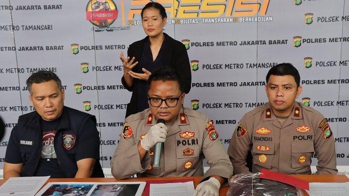 Kapolsek Metro Tamansari, Kompol Adhi Wananda, saat merilis tangkapan komplotan PSK online.