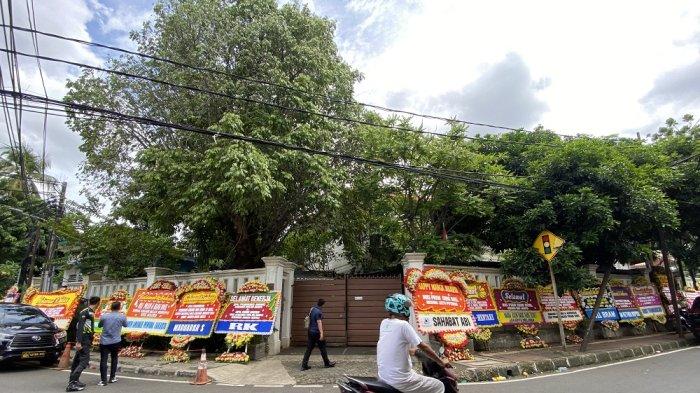 Sejumlah karangan bunga ucapan selamat kepada pasangan calon nomor urut 3 Pramono Anung-Rano Karno atau bang Doel banjiri rumah pemenangan yang berada di Jalan Cemara Nomor Urut 3, Gondangdia, Menteng, Jakarta Pusat, Jumat (29/11/2024).(Foto: Yolanda Putri Dewanti)