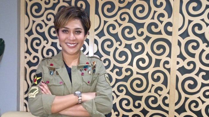 Penyanyi Karen Pooroe, berupaya cari keadilan.