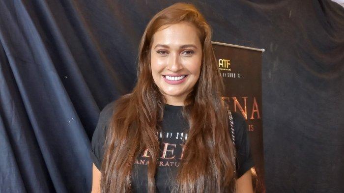 Pemain film Karenina Anderson disela jumpa pers film Alena Anak Ratu Iblis di Mal Bassura, Jakarta Timur, Minggu (27/11/2022). Karenina Anderson memainkan peran Ratu Iblis di film yang tayang di bioskop mulai 5 Januari 2023.