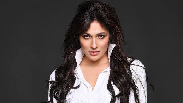 Pemain film dan supermodel Karenina Anderson merasa tertantang saat diminta memainkan peran Ratu Iblis. Peran Ratu Iblis itu dimainkan Karenina Anderson di film Alena Anak Ratu Iblis. Film Alena Anak Ratu Iblis tayang di bioskop 5 Januari 2023.