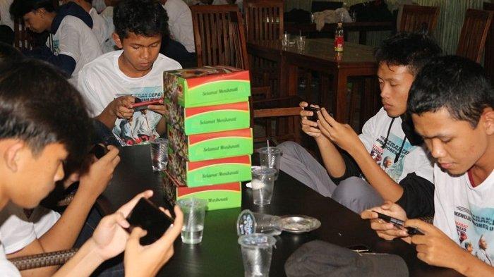 Para anak muda di Subang dan Bandung tengah lomba mobile legend.
