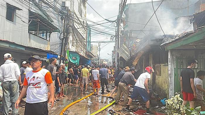 KEBAKARAN TAMBORA - Kebakaran di kawasan padat penduduk Duri Utara, Tambora, Jakarta Barat, Senin (21/7/2025). Kawasan ini ternyata sudah sering terjadi kebakaran.