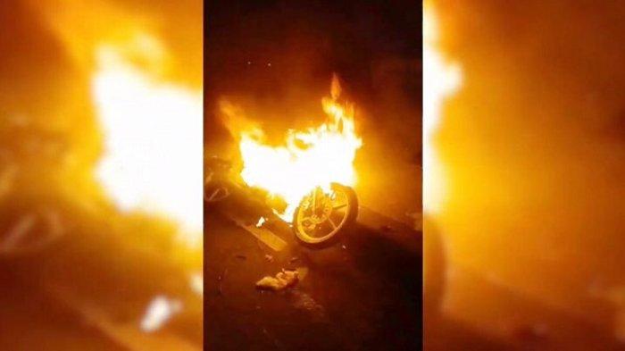 Kecelakaan maut antara dua sepeda motor menewaskan satu orang, dan satu unit motor terbakar.