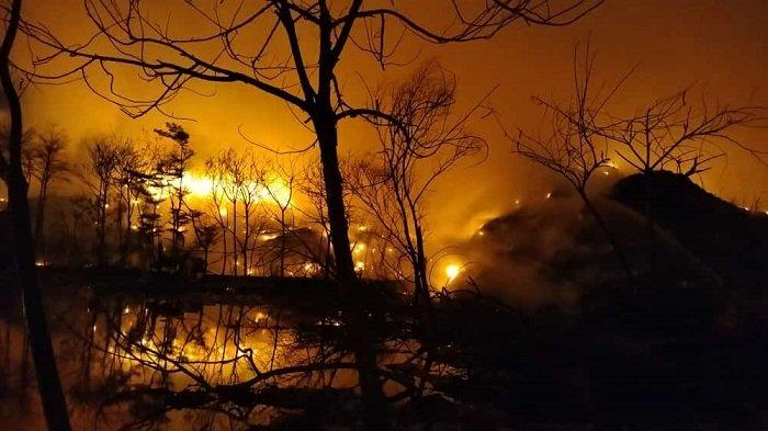 Kebakaran hebat melanda TPA Rawa Kucing, Neglasari, Kota Tangerang, Jumat (20/10/2023) sore hingga Sabtu (21/10/2023) dini hari.