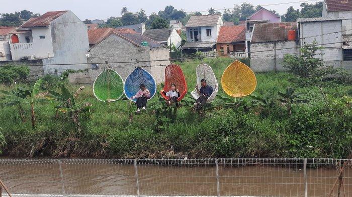 Pengunjung menikmati wahana Kora-Kora (depan) dan Keranjang Sultan (belakang) di Depok Fantasy Land yang berlokasi di Kelurahan Cinangka, Kecamatan Sawangan, Kota Depok pada Kamis (11/4/2024).