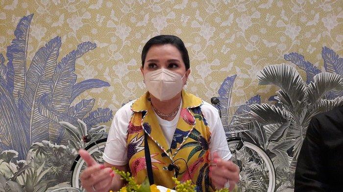 Ketua Umum Yayasan Batik Indonesia, Yanti Airlangga, istri Menko Perekonomian Airlangga Hartarto yang sedang galau. 