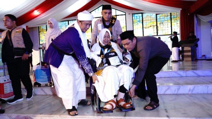 KLOTER HAJI - Jemaah haji kloter 47 JKS asal Kabupaten Bogor pada Sabtu (24/5/2025) diberangkatkan sebanyak 435 orang