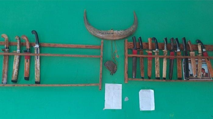 Koleksi golok sembelih Junaedi, dijual dari harga Rp 800.000 hingga jutaan rupiah.