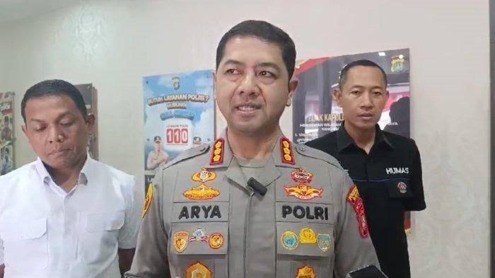 Kapolres Metro Depok Kombes Pol Arya Perdana menjelaskan kronologis tahanan tewas di Rutan Kelas 1 Depok. Hal itu dpicu ucapan yang menyinggung perasaan.