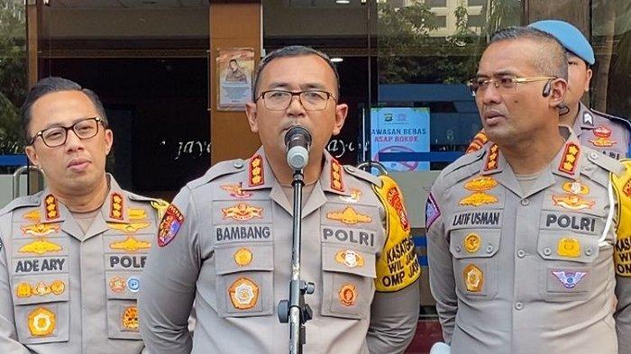 Kabid Propam Polda Metro Jaya Kombes Bambang Satriawan mengatakan pihaknya sedang mendalami kasus suap pengebdara motor terhadap seorang anggota polantas.