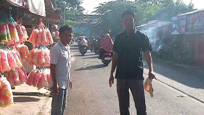 TUNTUT GANTI RUGI - Warga Dusun Krajan, Desa Batujaya, Karawang, berada di jalan menuju jembatan penghubung Karawang-Kabupaten Bekasi, Selasa (18/3/2025). Selama 20 tahun, tanah mereka yang terdampak pembangunan jalan sebagai akses jembatan perbatasan Karawang-Kabupaten Bekasi tersebut belum juga dibayar oleh pemerintah.