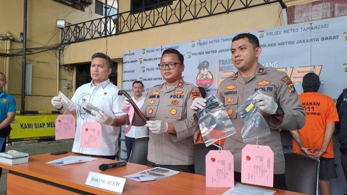 Kapolsek Tamansari Kompol Adhi Wananda (tengah) saat menggelar jumpa pers pengeroyokan, Senin (10/7/2023).