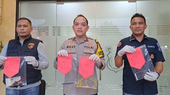 Kapolsek Kembangan Kompol Billy Gustiano memperlihatkan barang bukti yang digunakan dua orang kuli panggul saat membegal.