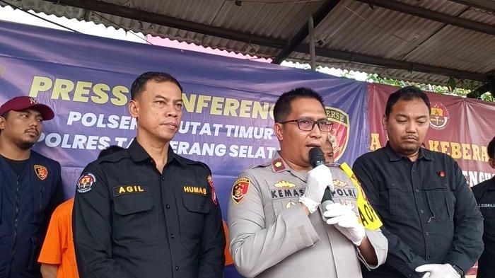 Kapolsek Ciputat Timur Kompol Kemas Muhammad Syawaludin Arifin merilis hasil tangkapannya yakni dua remaja Kota Tangerang yang memproduksi tembakau sintetis, Jumat (26/4/2024).