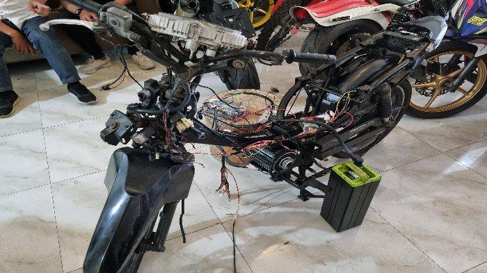 Unit motor Honda Supra X yang dikonversi menjadi motor listrik di workshop konversi motor listrik Contigo Mobility (Como) Indonesia, 168 garage di Jalan Raya Bogor, Cilodong, Depok, Jawa Barat, Kamis (7/12/2023) lalu. Como Indonesia menghadirkan layanan kepemilikan motor listrik baru multibrand maupun konversi dengan konsep sewa beli.