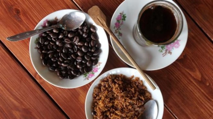 Kopi dan biji kopi produksi dari kebun di Vila MesaStila, Magelang, Jawa Tengah, Senin (13/10/2014). Vila MesaStila dahulu merupakan rumah pemilik kebun kopi asal Belanda, Gustav Van Der Swan tahun 1928 dan pernah berpindah kepemilikan pada HOS Cokroaminoto.