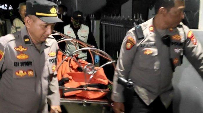 Evakuasi mayat wanita muda tanpa identitas dari kontrakan di Jalan Belacus Gang Haji Daud Nomor C 18 A1 RT 04/05, Sukmajaya, Kota Depok.