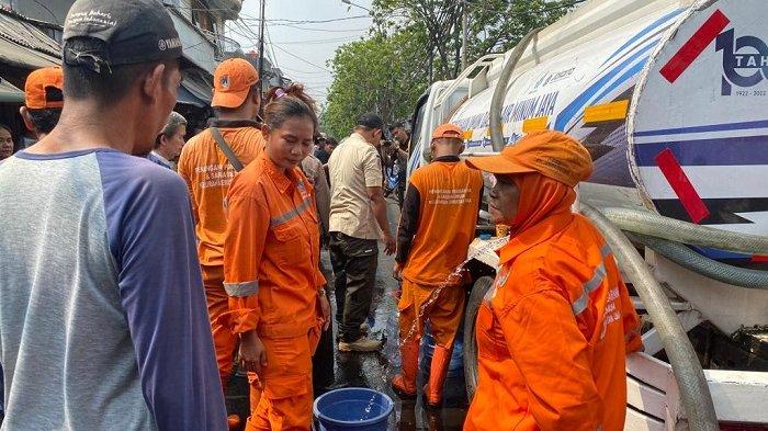 Pelanggan PAM Jaya di Tambora antre air bersih.