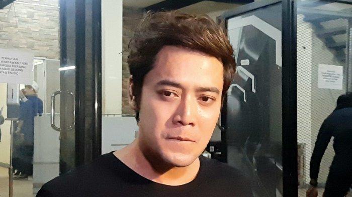 Pemain sinetron Kriss Hatta saat masih ganteng dengan rambutnya yang lebat.