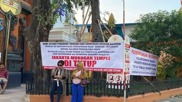 KUIL MURUGAN DITUTUP - Spanduk penutupan Kuil Murugan di Jalan Daan Mogot, Kalideres,  Jakarta Barat usai viral karena membludaknya pengunjung, Rabu (23/7/2025).