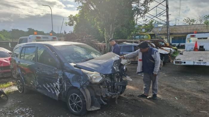 TABRAKAN BERUNTUN DI TOL CIAWI - Penampakan mobil-mobil yang terlibat tabrakan beruntun di Gerbang Tol Ciawi, Kota Bogor. Mobil-mobil ini dibawa ke pos polisi samping TKP, Rabu (5/2/2025).