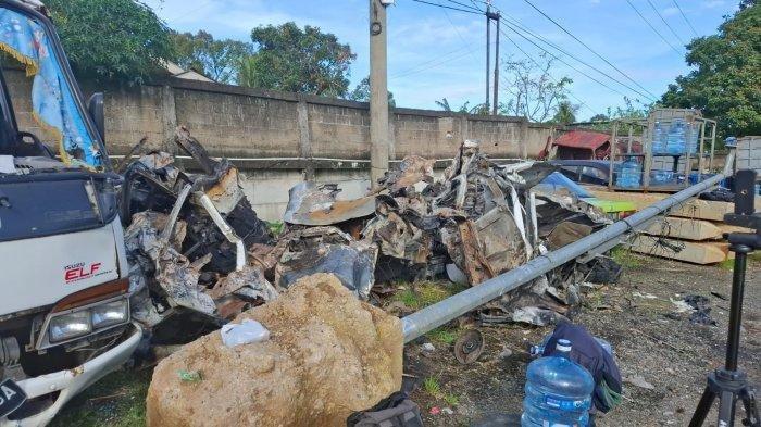 TABRAKAN BERUNTUN DI TOL CIAWI - Penampakan mobil-mobil yang terlibat tabrakan beruntun di Gerbang Tol Ciawi, Kota Bogor. Mobil-mobil ini dibawa ke pos polisi samping TKP, Rabu (5/2/2025).