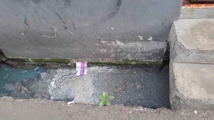 Selokan warga yang terpapar limbah konfeksi akibat tak ada saluran resmi pembuangan limbah di Kalianyar, Tambora, Jakarta Barat.