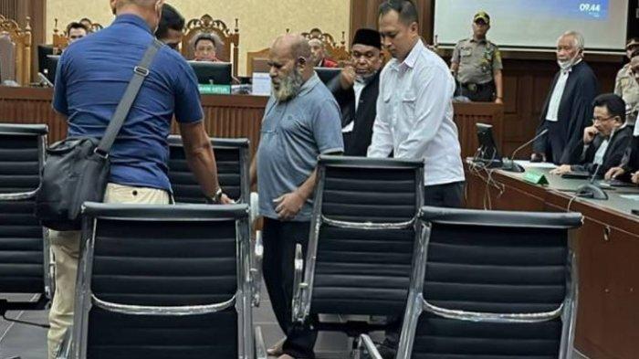 Saat Lukas Enembe Hadir di Persidangan, Berjalan Tanpa Alas Kaki dan Mengaku Masih Sakit