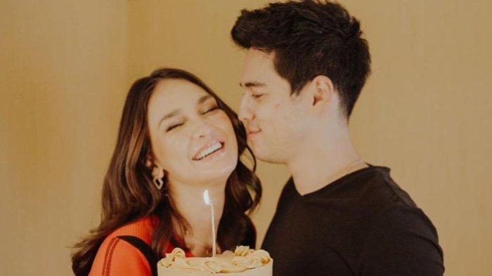 Bintang film Luna Maya genap berusia 40 tahun, Sabtu (26/8/2023). Perayaan ulang-tahun Luna Maya itu terasa istimewa seiring jumlah penonton film Suzzana Malam Jumat Kliwon yang kini sudah lebih dari 2 juta orang di bioskop Indonesia. Menariknya, Luna Maya juga membagikan foto mesranya bersama aktor Maxime Bouttier saat merayakan ulang-tahunnya itu, Senin (28/8/2023).