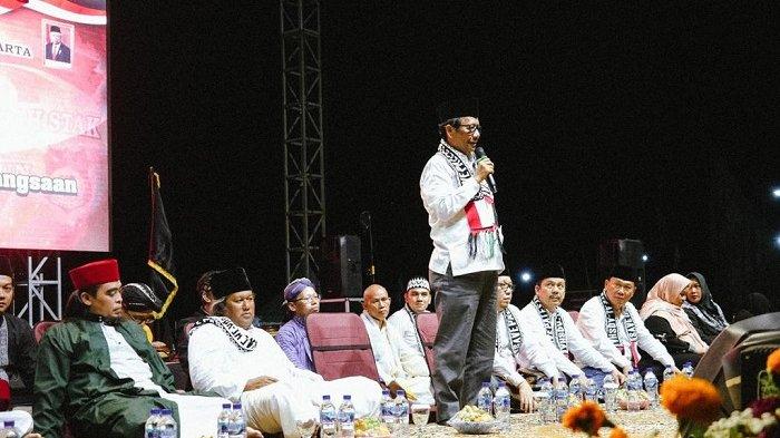 Cawapres Mahfud MD memimpin doa bersama ribuan santri di Pondok Pesantren Minggir, Sleman, Daerah Istimewa Yogyakarta, untuk Palestina, Sabtu (4/11/2023) malam.