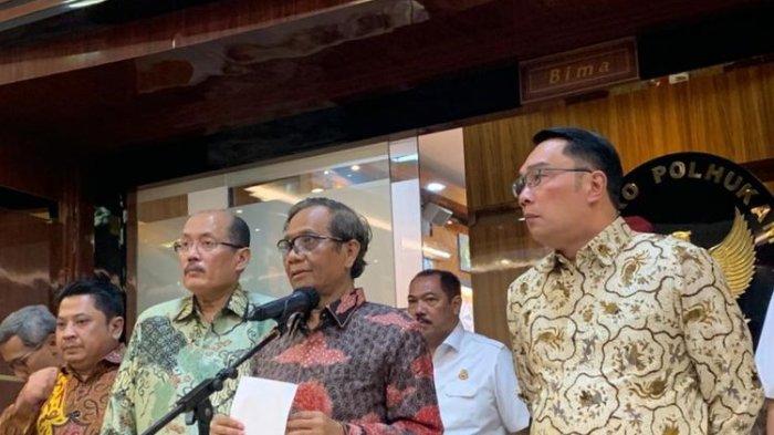 Menteri Koordinator Bidang Politik Hukum dan Keamanan (Menko Polhukam) Mahfud Md dan Gubernur Jawa Barat (Jabar) Ridwan Kamil di Kantor Kemenko Polhukam, Jakarta pada Sabtu (24/6/2023).