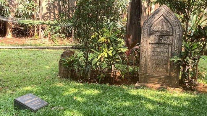 Makam pengusaha Sjarial Djalil di halaman belakang rumahnya yang kini jadi Museum di Tengah Kebun.