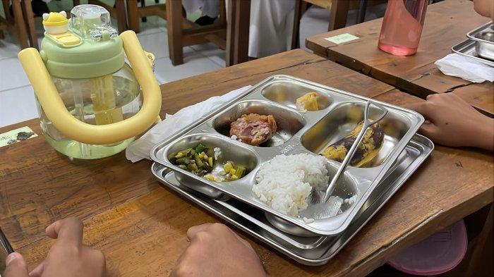 Program makan siang bergizi gratis di SLB B&C Cahaya Jaya, Kelapa Gading, Jakarta Utara, Senin (13/1/2025)