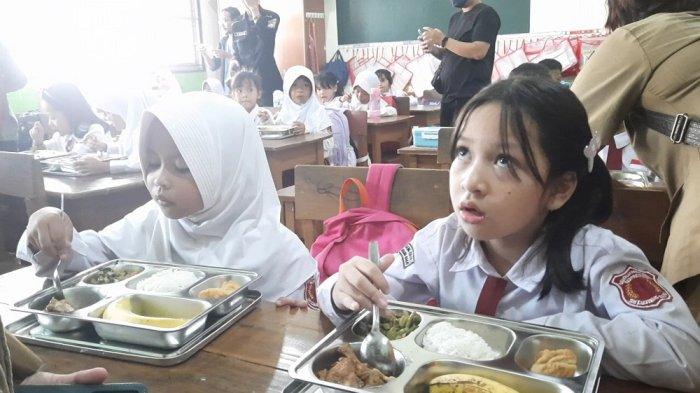 Ilustrasi - Murid SDN senang dapat makan bergizi gratis.