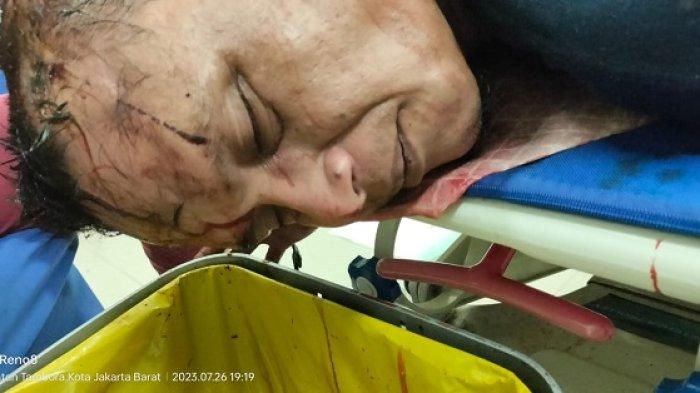 Pelaku AA babak belur dihajar massa usai ketahuan mencuri kotak amal Masjid Al-Malaka, Tambora, Jakarta Barat, Rabu (26/7/2023) sekitar pukul 18.00 WIB.